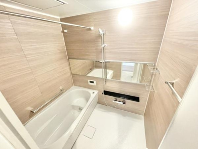 【浴室】 | 藤和浜寺公園ホームズ駅前通り | 限られた空間を広く見せるワイドミラーを採用したバスルーム。
毎日の疲れを癒やすバスタイムを♪