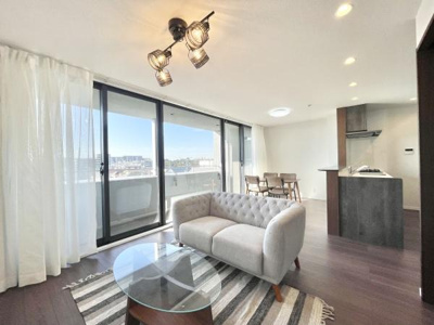 【居間・リビング】 | 藤和浜寺公園ホームズ駅前通り | 家族の笑い声が聞こえてきそうな大空間♪大きめのLDKはそれだけで心が和みます。家族揃ってリビングで過ごすお休みの日が、楽しみになる場所となることでしょう。