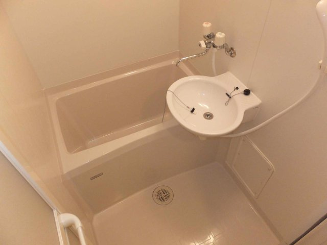 レオパレスエクセルハイムＣの浴室|コンパクトで使いやすいお風呂です