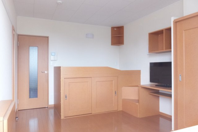 レオパレスエクセルハイムＣの居間・リビング|1階はフローリング、2階はじゅうたんです。