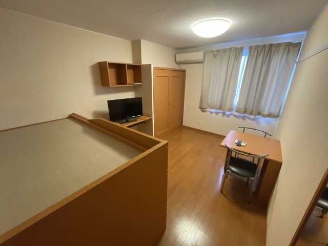 レオパレスエクセルハイムＣの居間・リビング|1階はフローリング、2階はじゅうたんです。