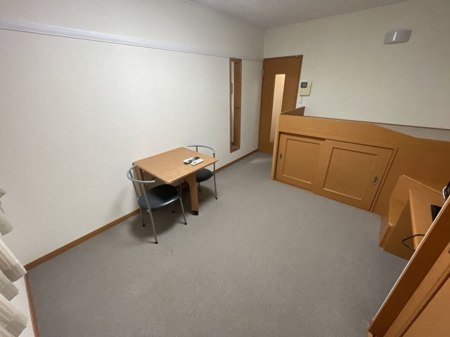 レオパレスエクセルハイムＣの居間・リビング|1階はフローリング、2階はじゅうたんです。