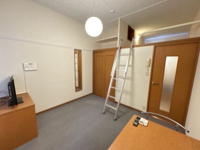 レオパレスエクレールの居間・リビング|1階はフローリング、2階はじゅうたんです。