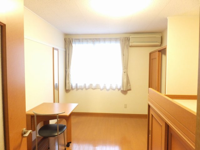 レオパレスＥＡＳＥⅢの居間・リビング|収納が多いお部屋です。