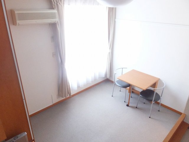 レオパレスＰＥＡＣＥの居間・リビング|大型家電設置済みのお部屋です。