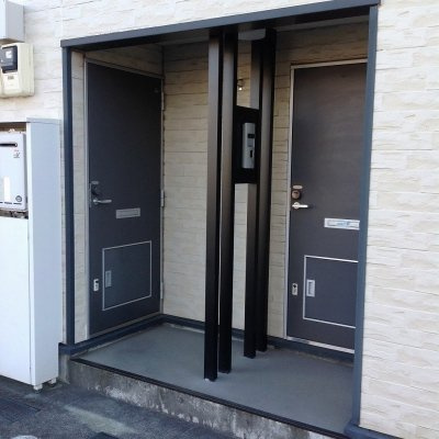レオパレスピアチェーレの玄関|落ち着いた玄関です