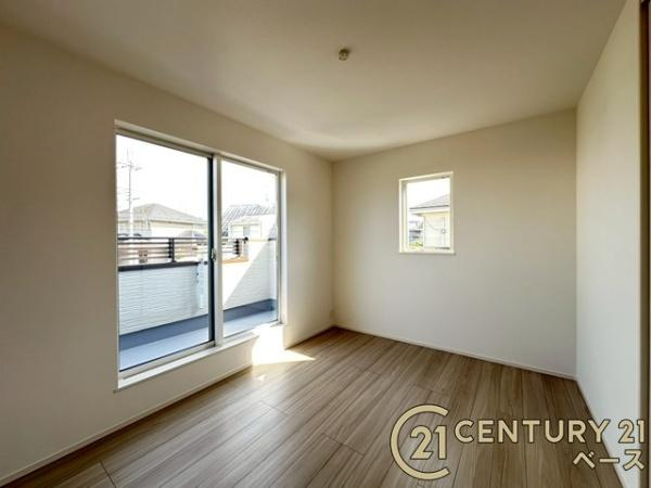 香芝市真美ケ丘５丁目 ／新築一戸建の寝室|■現地撮影写真■開放感のある広々した主寝室！他に洋室が２部屋ございます！