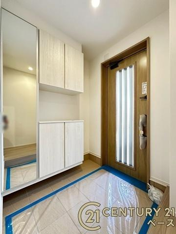 香芝市真美ケ丘５丁目 ／新築一戸建の玄関|■現地撮影写真■すっきりとした明るい玄関が家族やお客様を迎えてくれます！