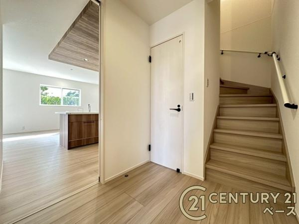 香芝市真美ケ丘５丁目 ／新築一戸建の内装|■現地撮影写真■こちらは１階廊下部分です！