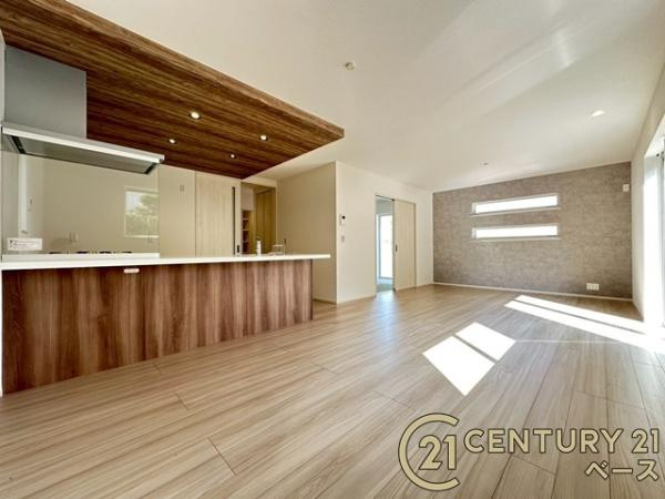 香芝市真美ケ丘５丁目 ／新築一戸建の居間・リビング|■現地撮影写真■ご家族でくつろいでいただける広々したリビング！折上天井・ポップアップ天井・アクセントクロスがおしゃれな空間を演出します！