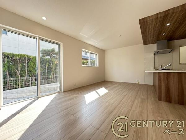 香芝市真美ケ丘５丁目 ／新築一戸建の居間・リビング|■現地撮影写真■窓ガラスは紫外線７６％カットで安心のLOW-Eペアガラスを採用！結露防止にも効果的です！