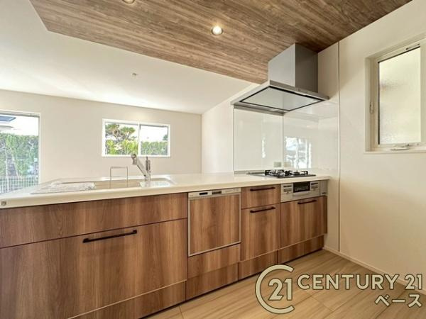 香芝市真美ケ丘５丁目 ／新築一戸建のキッチン|■現地撮影写真■収納力と使いやすさを追求したシステムキッチンです！食洗機付きで毎日の洗い物も楽々！