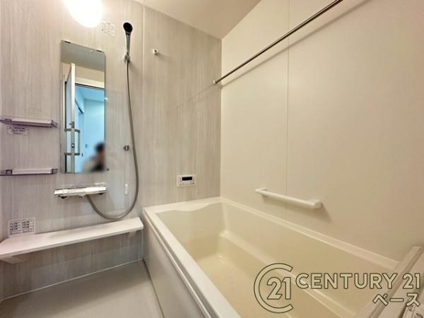 香芝市真美ケ丘５丁目 ／新築一戸建の浴室|■現地撮影写真■浴室暖房乾燥機を完備！ゆったりした浴槽での入浴は疲れも癒してくれます！