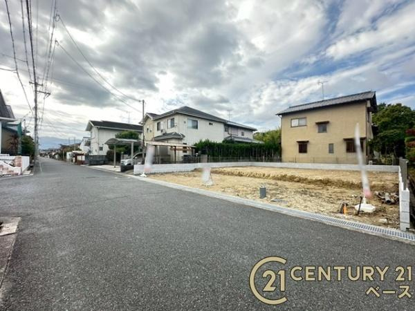 香芝市真美ケ丘５丁目 ／新築一戸建の前面道路含む現地写真|■現地撮影写真■スーパーなどの商業施設が徒歩圏内に近接し、生活環境の整った立地です！