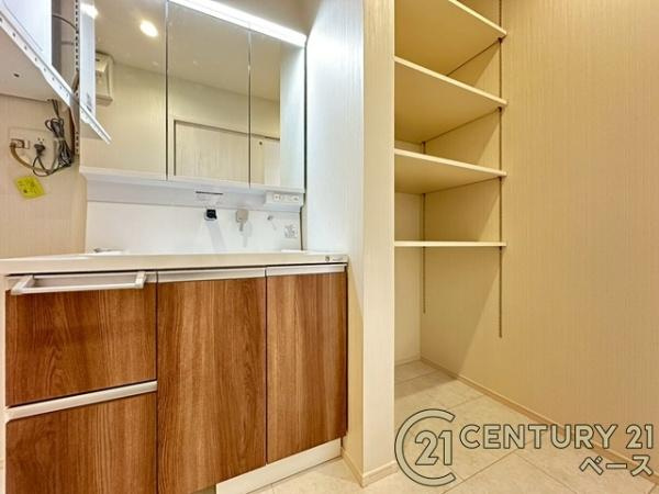 香芝市真美ケ丘５丁目 ／新築一戸建の独立洗面台|■現地撮影写真■三面鏡タイプのミラーキャビネット！収納スペースも豊富です！