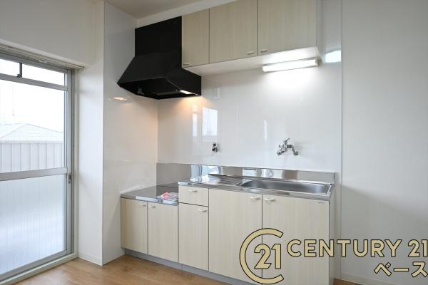 サングレース大和高田のキッチン|■現地撮影写真■広々キッチンで快適お料理！便利な収納スペースも完備！