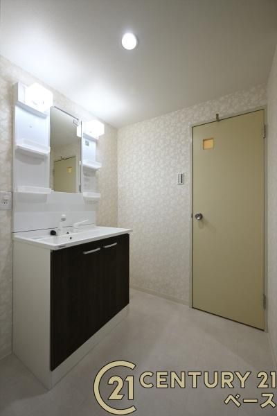 サングレース大和高田の独立洗面台|■現地撮影写真■清潔感のある広々とした洗面スペースです！