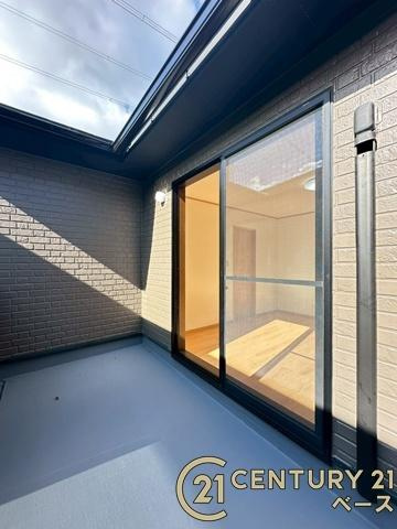香芝市旭ケ丘５丁目　一戸建のバルコニー|■現地撮影写真■日当たりのよい広々バルコニー！お布団干しもラクに行えます！