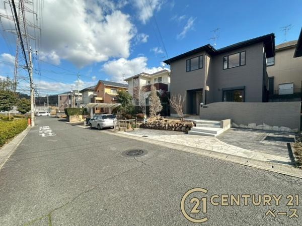 香芝市旭ケ丘５丁目　一戸建の前面道路含む現地写真|■現地撮影写真■敷地と道路の高低差が少なく駐車もスムーズです！