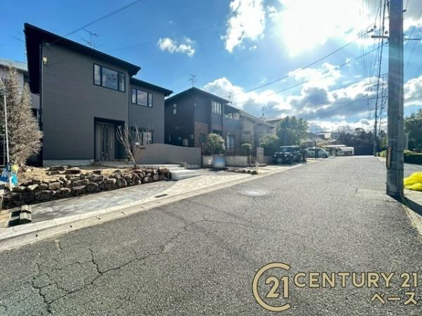 香芝市旭ケ丘５丁目　一戸建の前面道路含む現地写真|■現地撮影写真■前面道路は広々約６ｍでお車の出し入れも楽々！