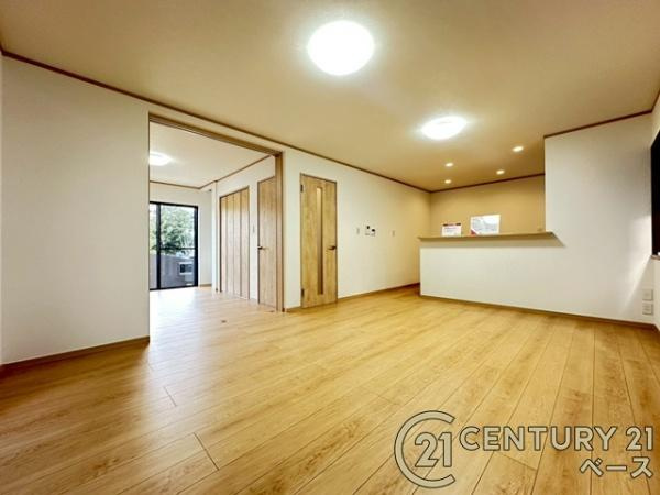 香芝市旭ケ丘５丁目　一戸建の居間・リビング|■現地撮影写真■ご家族でくつろいでいただける広々したＬＤＫ！