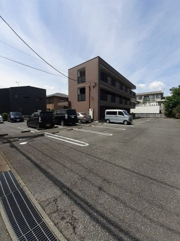 パレ・アラモードの駐車場|駐車スペースもあります