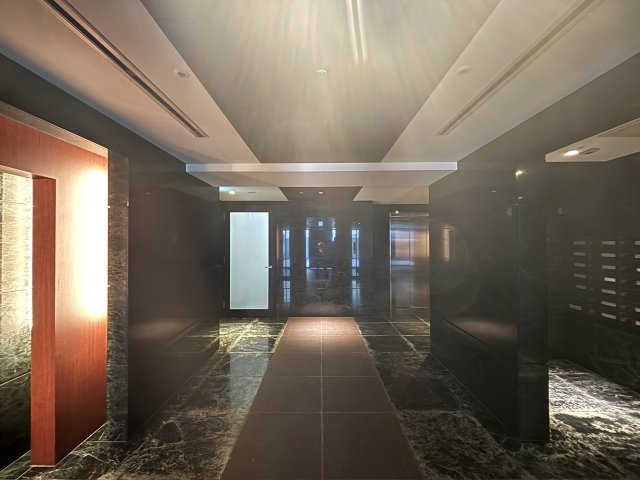 レジデンシア春日安藤坂のエントランス