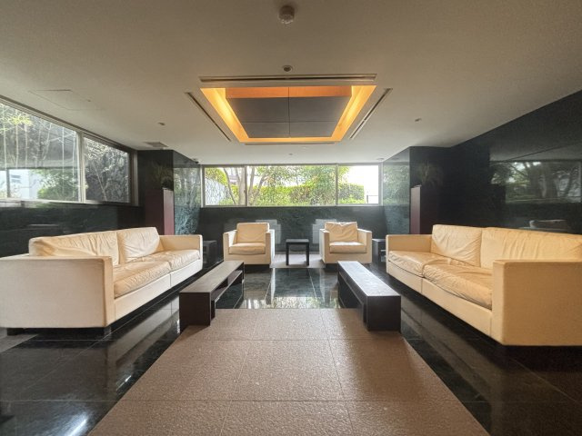 レジデンシア春日安藤坂のエントランス