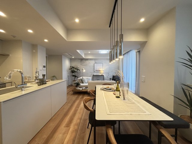 レジデンシア春日安藤坂の居間・リビング