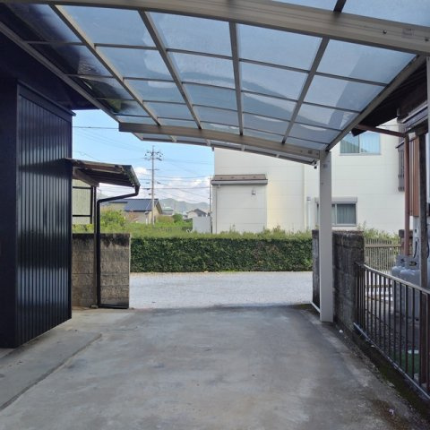 岐阜市中２丁目の一戸建ての駐車場|屋根は1台分