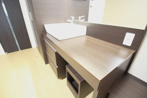 ミランダセレブⅡの内装|化粧台としても使用しやすい大型鏡。