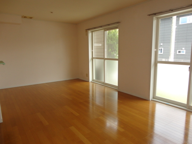 グランアベニュー真美Bの居間・リビング