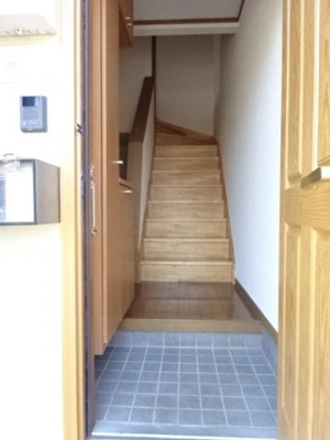 【玄関】 | ピースフル２０００　Ⅰ | 収納もある玄関です