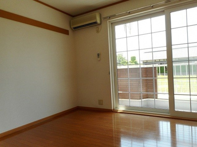 【居間・リビング】 | ロメオ　エステートⅠ | ゆったり過ごせる居間です