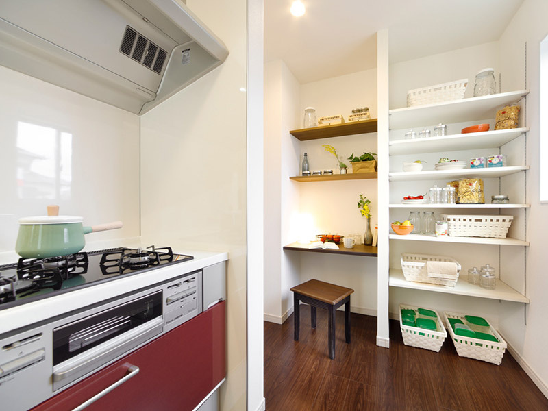 仲介手数料不要　KEIAIスターGRACE熊本市北区龍田弓削1期全2棟【龍田小・龍田中】のキッチン|【パントリー】キッチンの引き出しや食器棚に＋してパントリーがあれば、キッチンの上に無造作に置くこともなく、友達が遊びに来たときも、きれいなキッチンで気分もスッキリ！