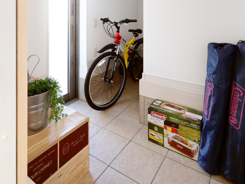 仲介手数料不要　KEIAIスターGRACE熊本市北区龍田弓削1期全2棟【龍田小・龍田中】の玄関|【土間収納】ベビーカー、野球のバットや、サッカーボール、くつの箱、バケツやモップなどの屋外掃除道具、ゴルフバッグなど、靴以外に収納したい、いろいろなものがあります。土間収納があれば玄関周りもスッキリ！