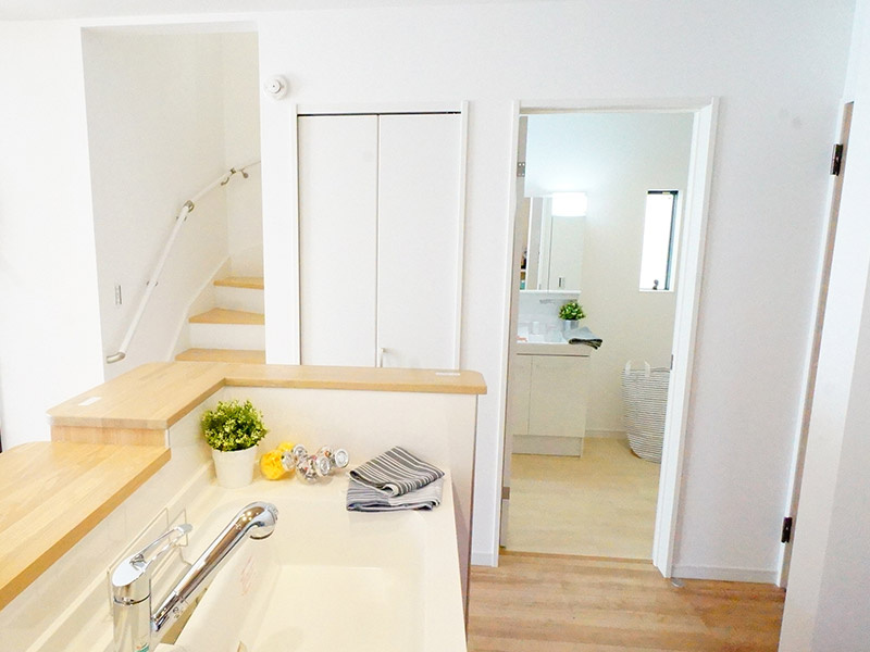 仲介手数宇料不要　KEIAIスターGRACE合志市幾久富1期【南ヶ丘小・合志中】のその他|【時短動線】毎日忙しい家事をサポートします。キッチン→洗面→階段のスムーズな動線計画は快適な住まいづくりには欠かせません。水回りと階段を集中することで時短を叶え、自分の時間を増やすことができます。