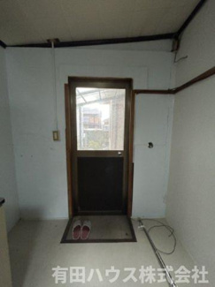 【キッチン】 | H様箕島戸建 | こちらから屋根付きの庭へ。洗濯機置き場とお洗濯ものを干していただけます。