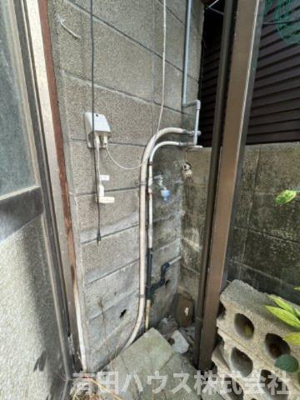 【その他共用部分】 | H様箕島戸建 | 洗濯置場は外ですが、屋根が付いています。