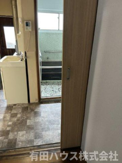 【内装】 | H様箕島戸建 | 中央の和室・洋室を抜けて洗面台・浴室・トイレへ繋がります