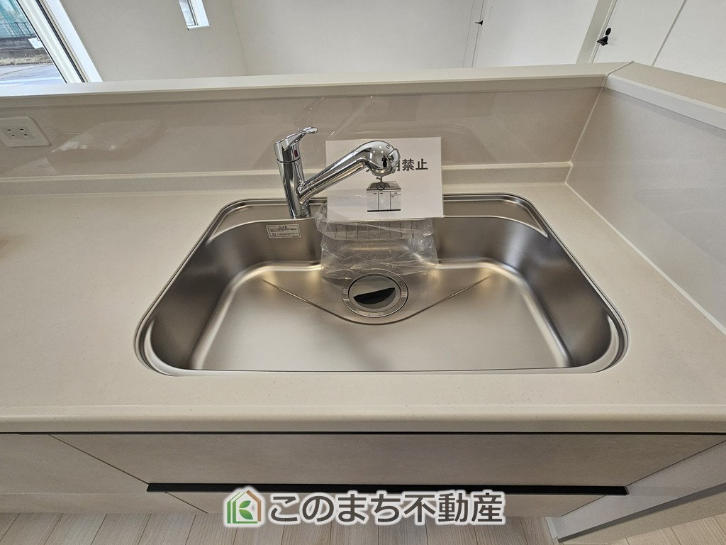 リナージュ那須塩原市下永田5丁目24-1期の内装|キッチンには浄水器を標準装備。最近は水を飲むという場面以外にも料理で使用したり、野菜を洗う場合もキレイな水で洗いたいという人が増えてきています！赤ちゃんのミルク用としても重宝いただけます。