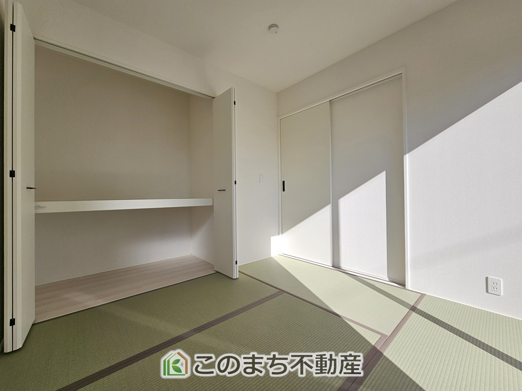 リナージュ那須塩原市下永田5丁目24-1期の和室|お子様のお昼寝にも便利な和室です。大きな窓から暖かな日差しが差し込みます♪