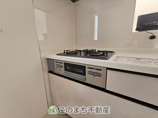 【キッチン】 | リナージュ那須塩原市下永田5丁目24-1期　1号棟 | 三ツ口コンロ採用で、同時調理もスムーズ◎！お料理を並べられるカウンター付きで、配膳・片付けをサポート！リビングで過ごすご家族とコミュニケーションを楽しみながら作業可能です♪