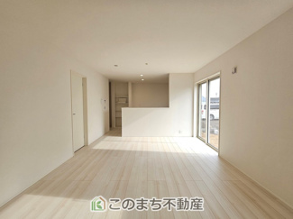 【居間・リビング】 | リナージュ那須塩原市下永田5丁目24-1期　1号棟 | 開放感のある広々としたリビング☆家族みんなでゆったりくつろげます♪
南側から暖かな日差しが差し込みます♪キッチンからリビングの様子がよく見渡せます☆