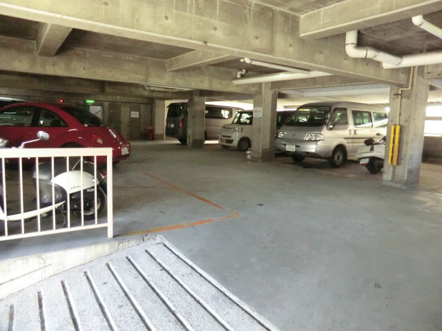グラディート神戸Ⅱの駐車場