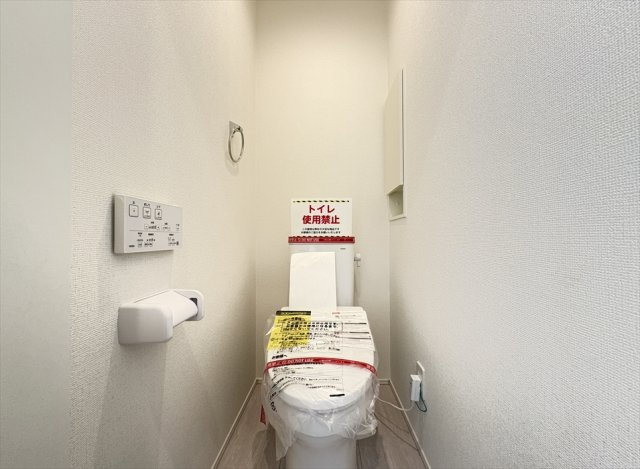 【トイレ】 | 富士見市水谷東2丁目　新築一戸建住宅　全1棟　(志木本店) | 2階トイレ／衛生用品やトイレットペーパー、掃除グッズの保管に便利な壁面収納でスッキリしたトイレ空間を維持できます。