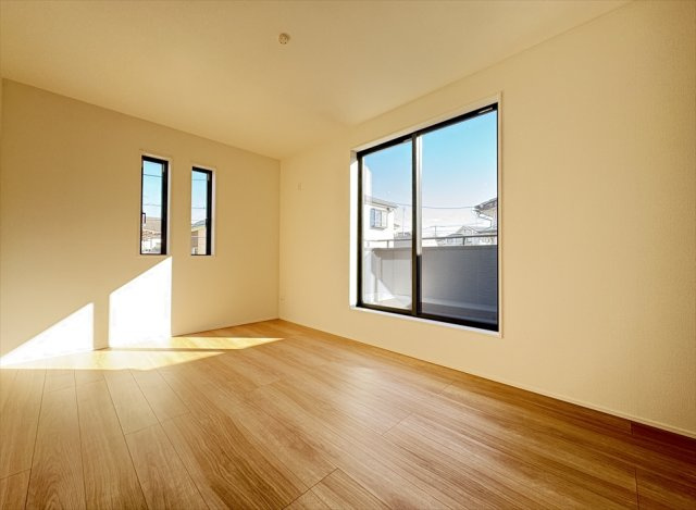 【洋室】 | 富士見市水谷東2丁目　新築一戸建住宅　全1棟　(志木本店) | 洋室7.5帖／バルコニーに面した開放的な住空間。