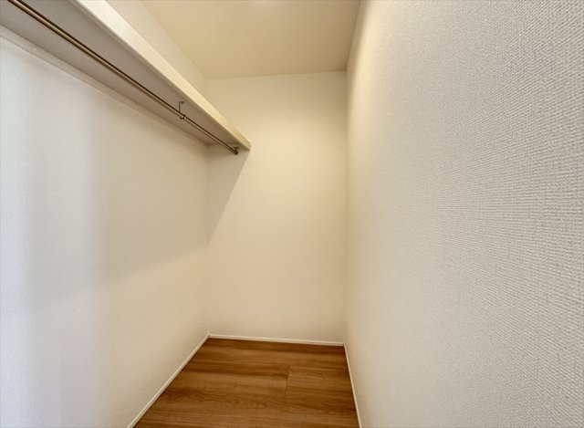 【収納】 | 富士見市水谷東2丁目　新築一戸建住宅　全1棟　(志木本店) | オープン型のウォークインクローゼットは扉開閉分のスペースも不要で、さらに湿気がこもりにくく衣類や革製品などの保管も安心。