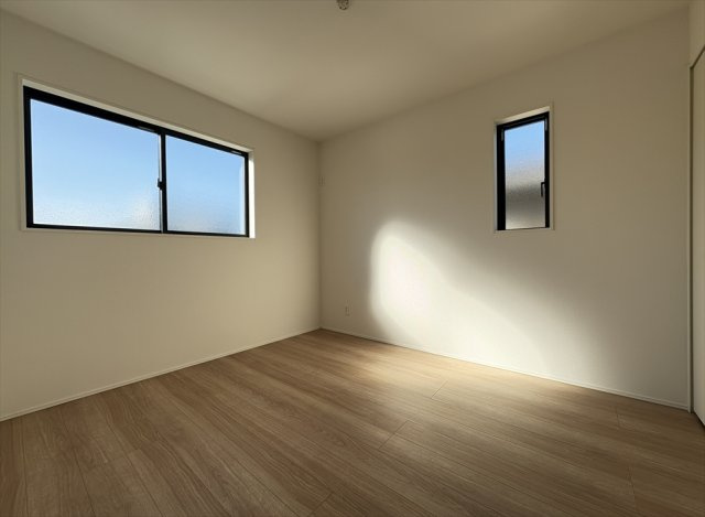 【洋室】 | 富士見市水谷東2丁目　新築一戸建住宅　全1棟　(志木本店) | 洋室5.2帖(北西側)／家具の配置も自由に決められる掃き出し窓なのでレイアウトもお楽しみいただけます。