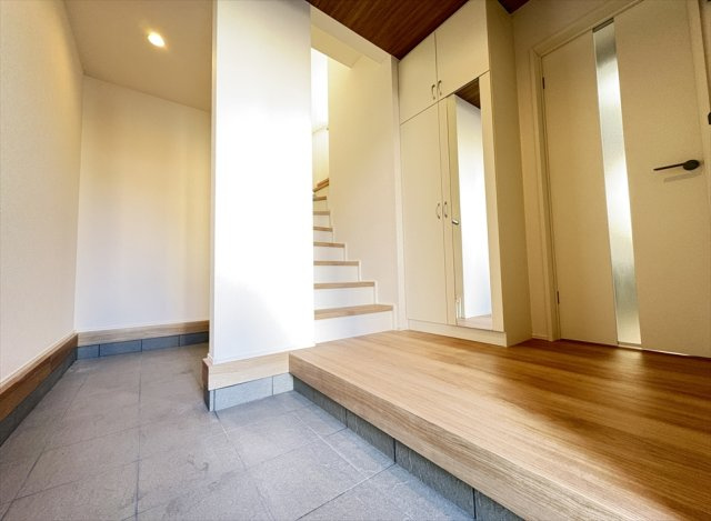 【玄関】 | 富士見市水谷東2丁目　新築一戸建住宅　全1棟　(志木本店) | 広々とした玄関。大容量のシューズボックスは鏡面付きなのでお出かけ前の身だしなみチェックにも便利。